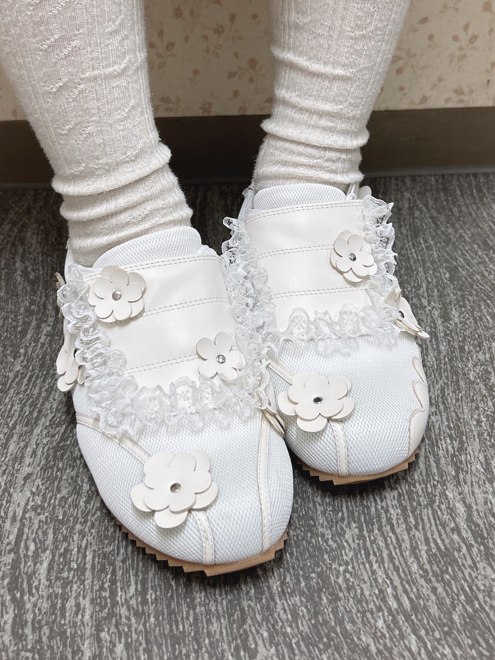 ベージュ系のワンピース、ホワイト系のハンドバッグ、ホワイト系のスニーカーを着用したレディースの冬コーディネートの10枚目の写真