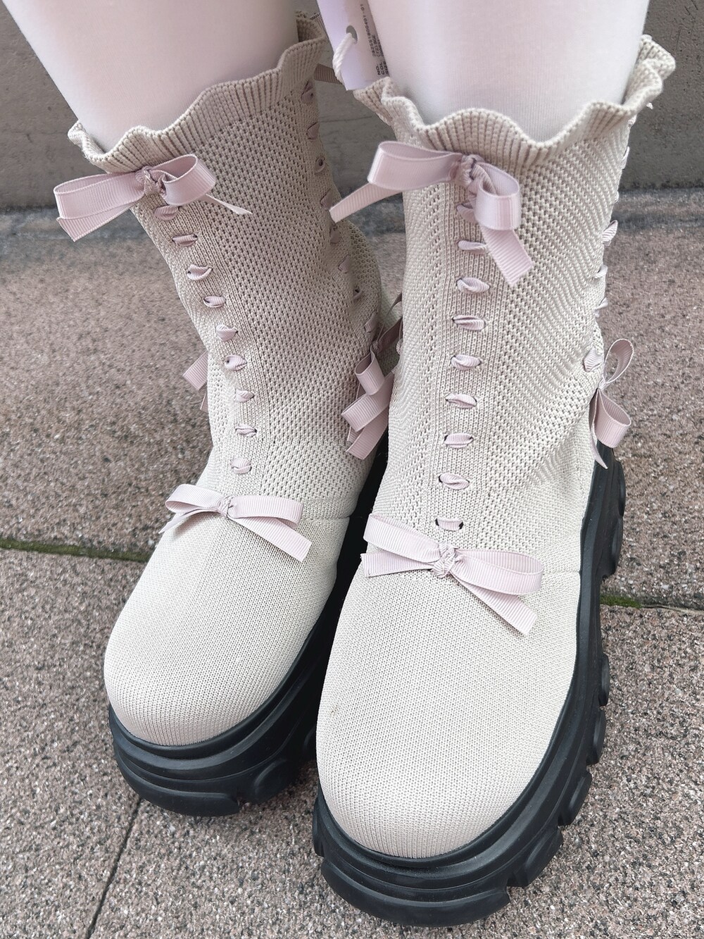 ホワイト系のシャツ/ブラウス、ピンク系のワンピース、ホワイト系のショルダーバッグを着用したレディースの冬コーディネートの10枚目の写真