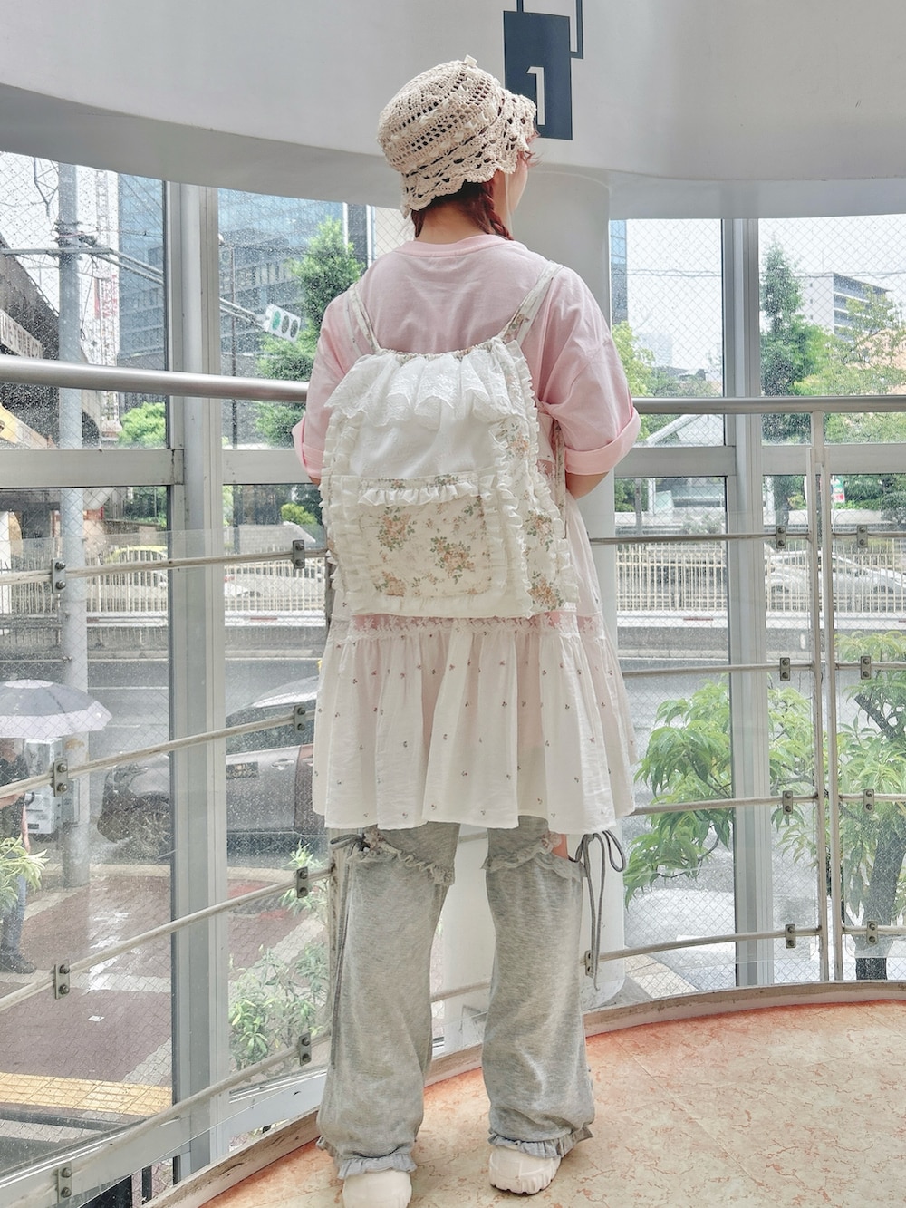ピンク系のキャミソール、グレー系のスウェットパンツ、ピンク系のTシャツ/カットソーを着用したレディースの夏コーディネートの2枚目の写真