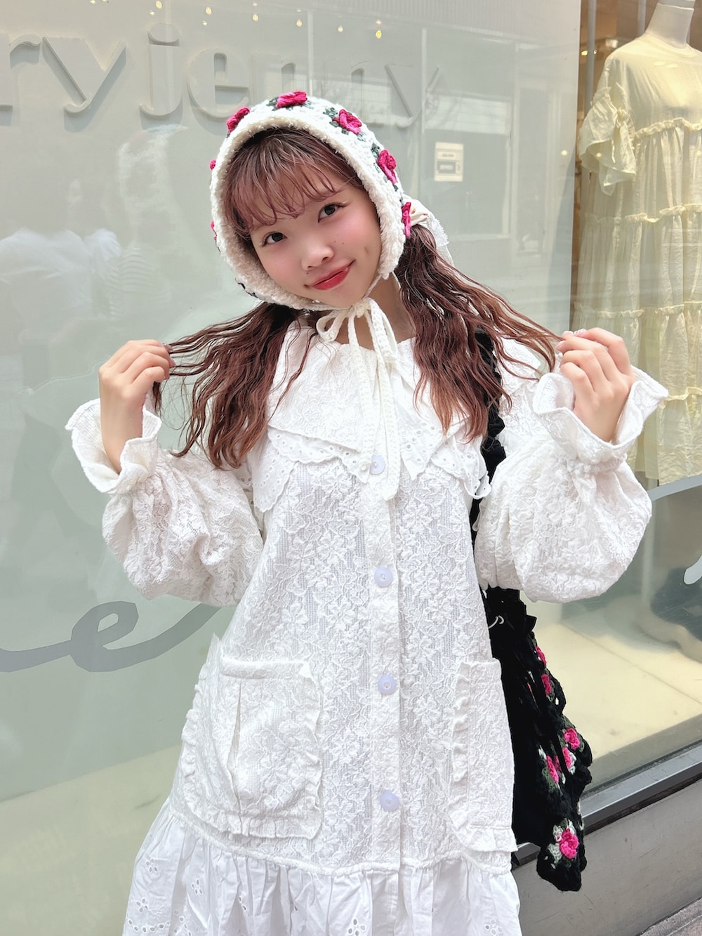 ホワイト系のテーラードジャケット、ホワイト系のスカート、ブラック系のショルダーバッグを着用したレディースの夏コーディネートの4枚目の写真