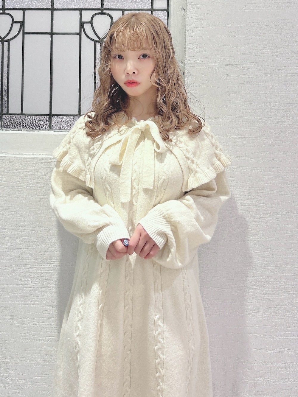 ホワイト系のワンピース、ホワイト系のローファーを着用したレディースの秋コーディネートの8枚目の写真