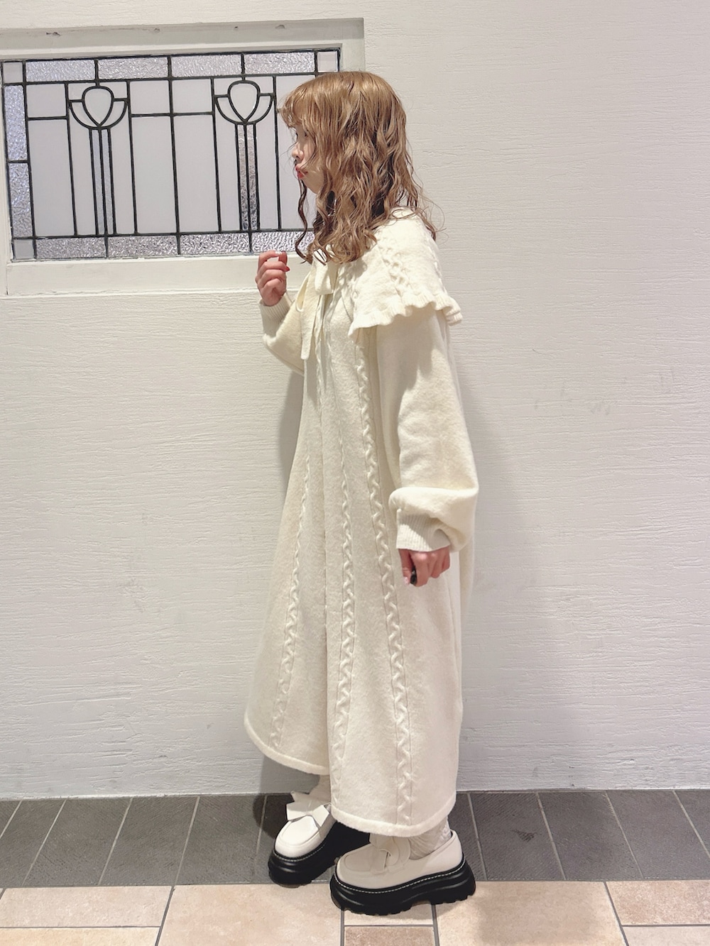 ホワイト系のワンピース、ホワイト系のローファーを着用したレディースの秋コーディネートの3枚目の写真