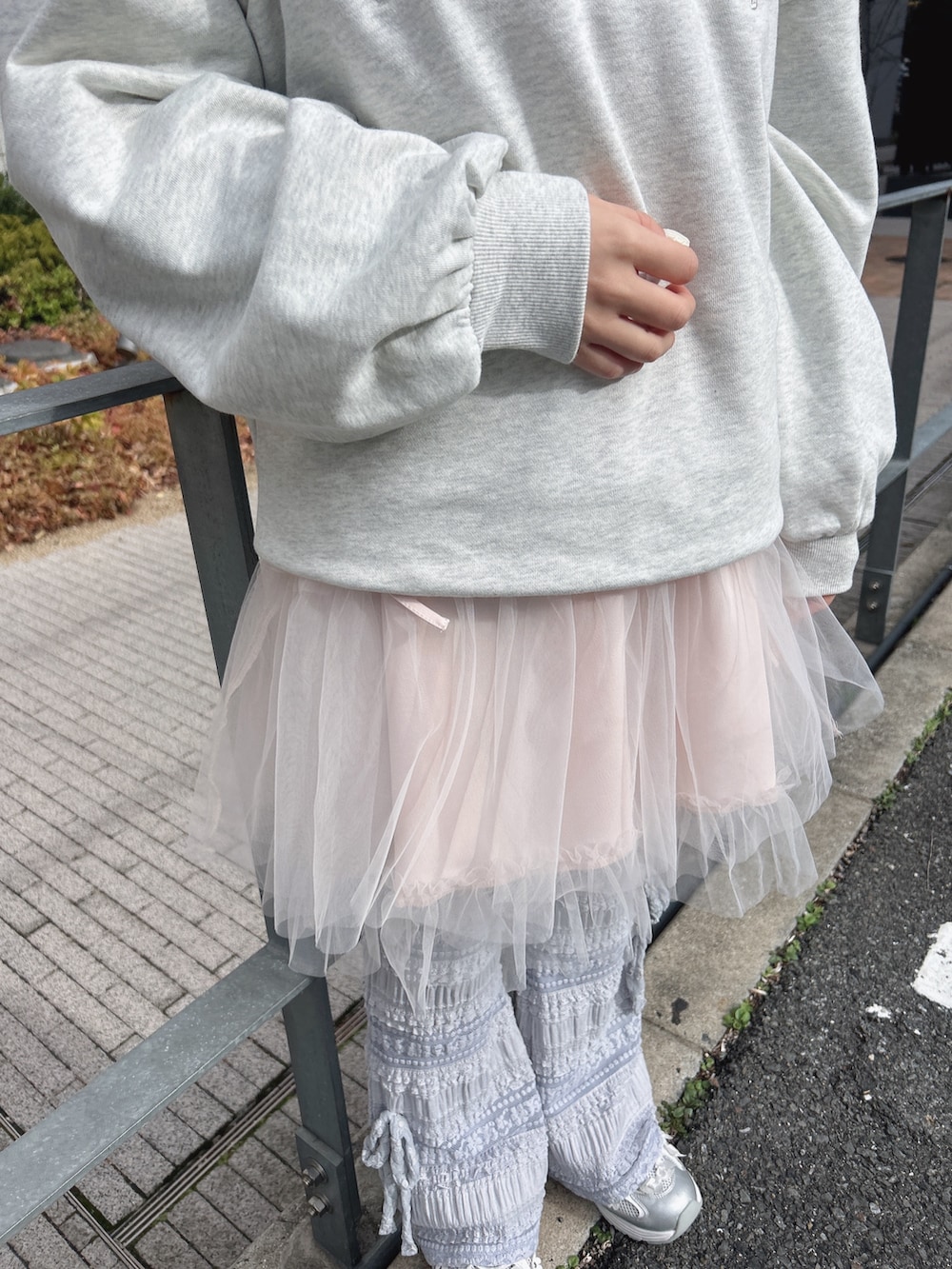 グレー系のスウェット、ピンク系のワンピース、ホワイト系のシャツ/ブラウスを着用したレディースの冬コーディネートの7枚目の写真