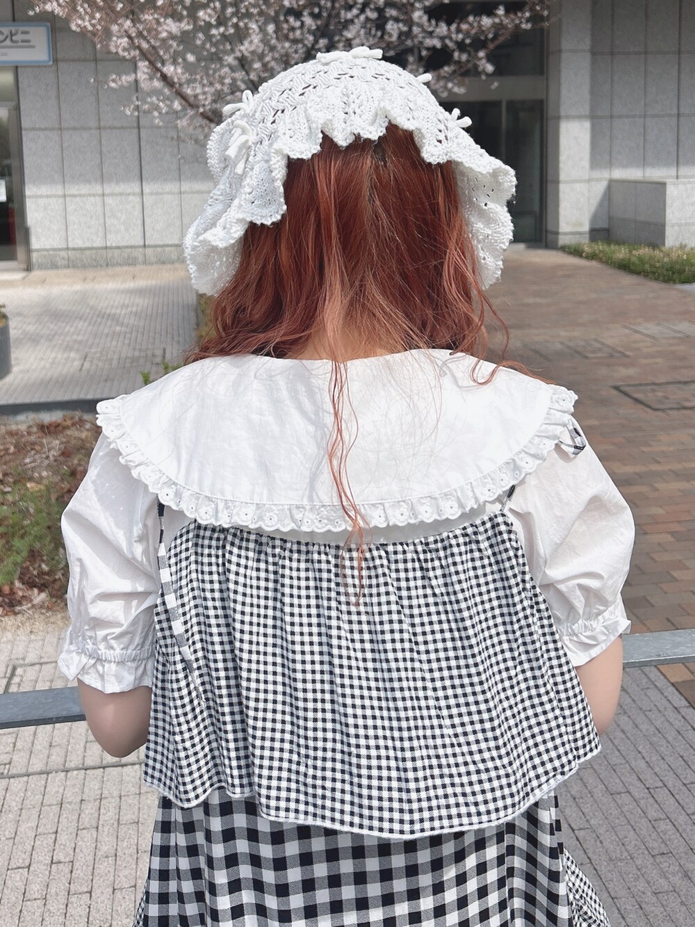その他のワンピース、ホワイト系のシャツ/ブラウス、ホワイト系のサンダルを着用したレディースの春コーディネートの8枚目の写真