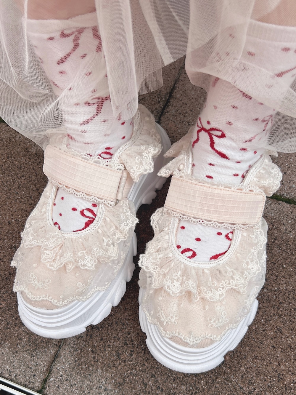 ピンク系のワンピース、イエロー系のTシャツ/カットソー、ブルー系のショルダーバッグを着用したレディースの秋コーディネートの9枚目の写真