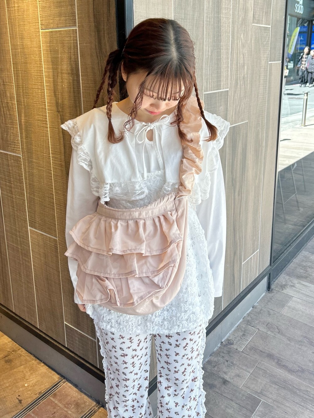 ホワイト系のTシャツ/カットソー、ピンク系のショルダーバッグ、ホワイト系のキャミソールを着用したレディースの春コーディネートの5枚目の写真