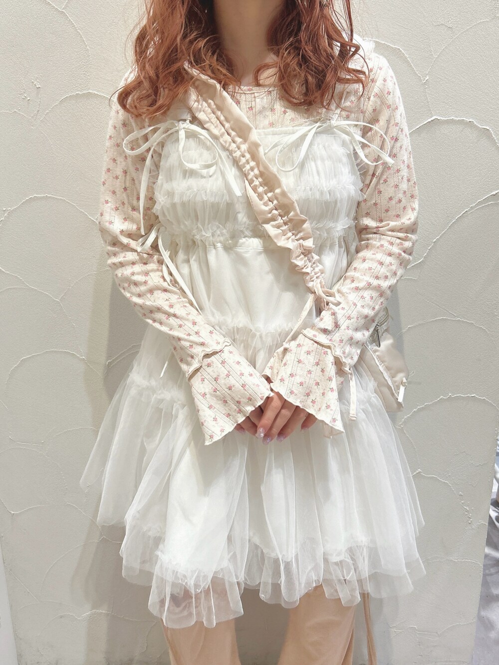 ホワイト系のワンピース、ピンク系のTシャツ/カットソー、ホワイト系のショルダーバッグを着用したレディースの春コーディネートの6枚目の写真