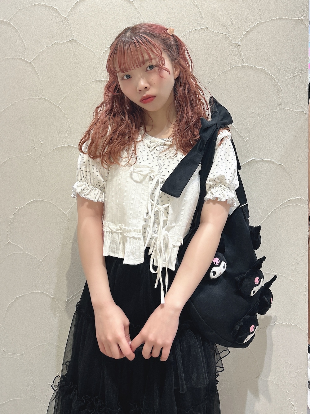 ホワイト系のシャツ/ブラウス、ブラック系のスカート、ブラック系のトートバッグを着用したレディースの春コーディネートの6枚目の写真