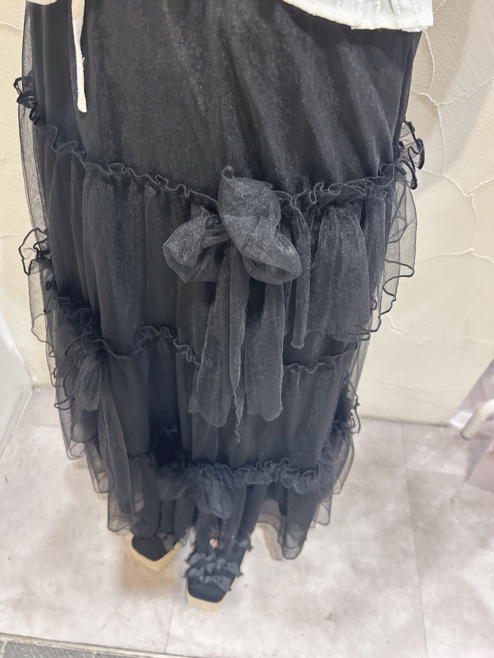 ホワイト系のシャツ/ブラウス、ブラック系のスカート、ブラック系のトートバッグを着用したレディースの春コーディネートの9枚目の写真