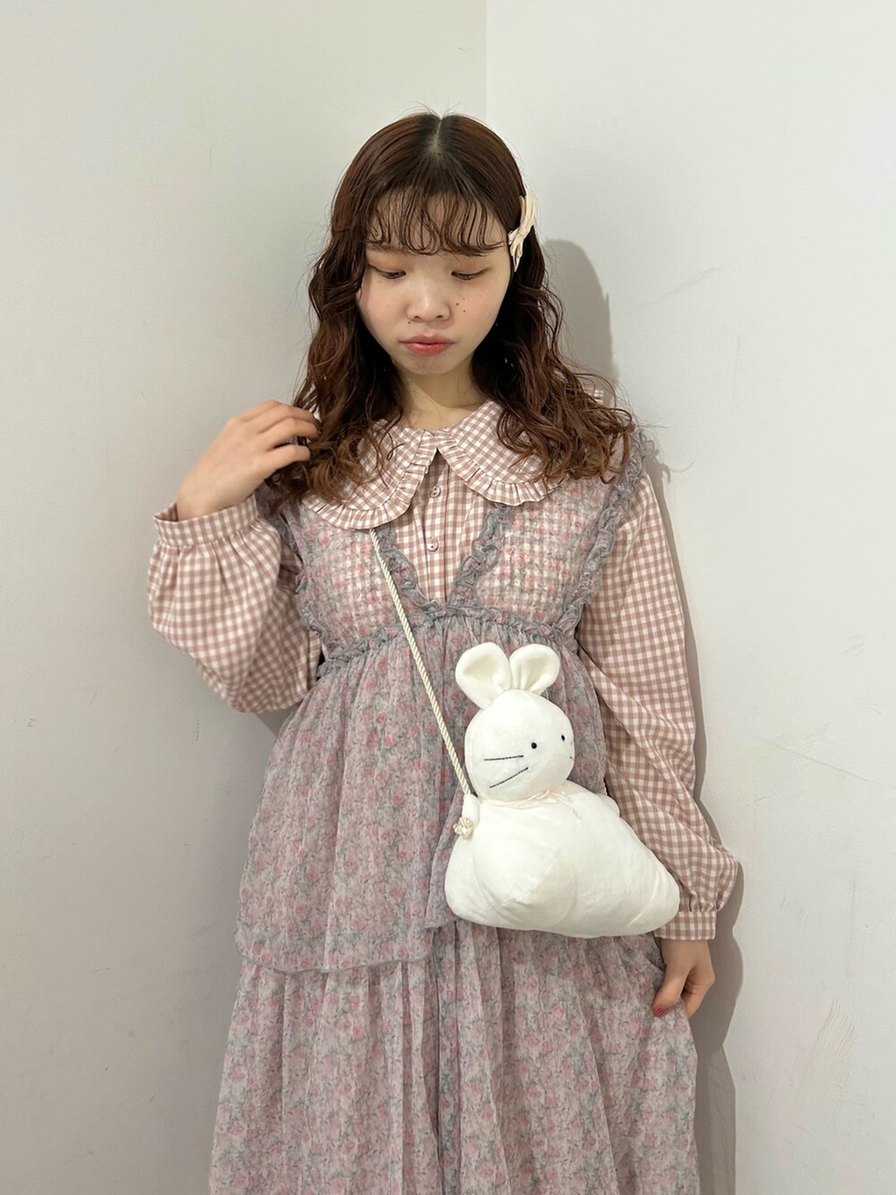 ピンク系のワンピース、ピンク系のワンピース、ホワイト系のスニーカーを着用したレディースの冬コーディネートの5枚目の写真