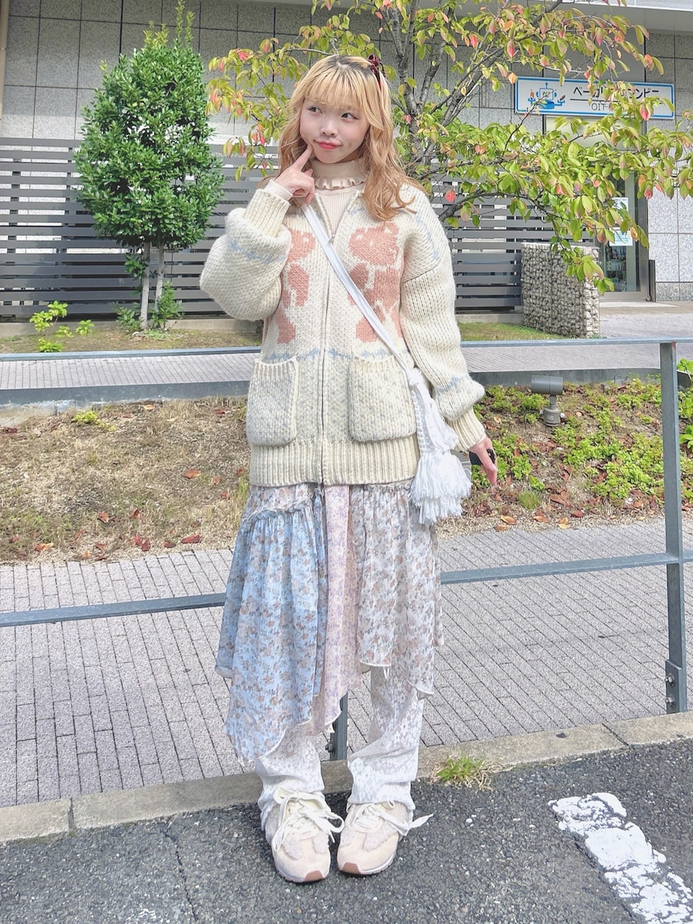 ホワイト系のカーディガン/ボレロ、ホワイト系のニット/セーター、ホワイト系のスカートを着用したレディースの秋コーディネートの2枚目の写真