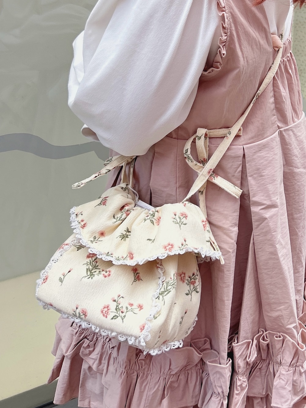 ホワイト系のシャツ/ブラウス、ピンク系のワンピース、ホワイト系のショルダーバッグを着用したレディースの冬コーディネートの9枚目の写真