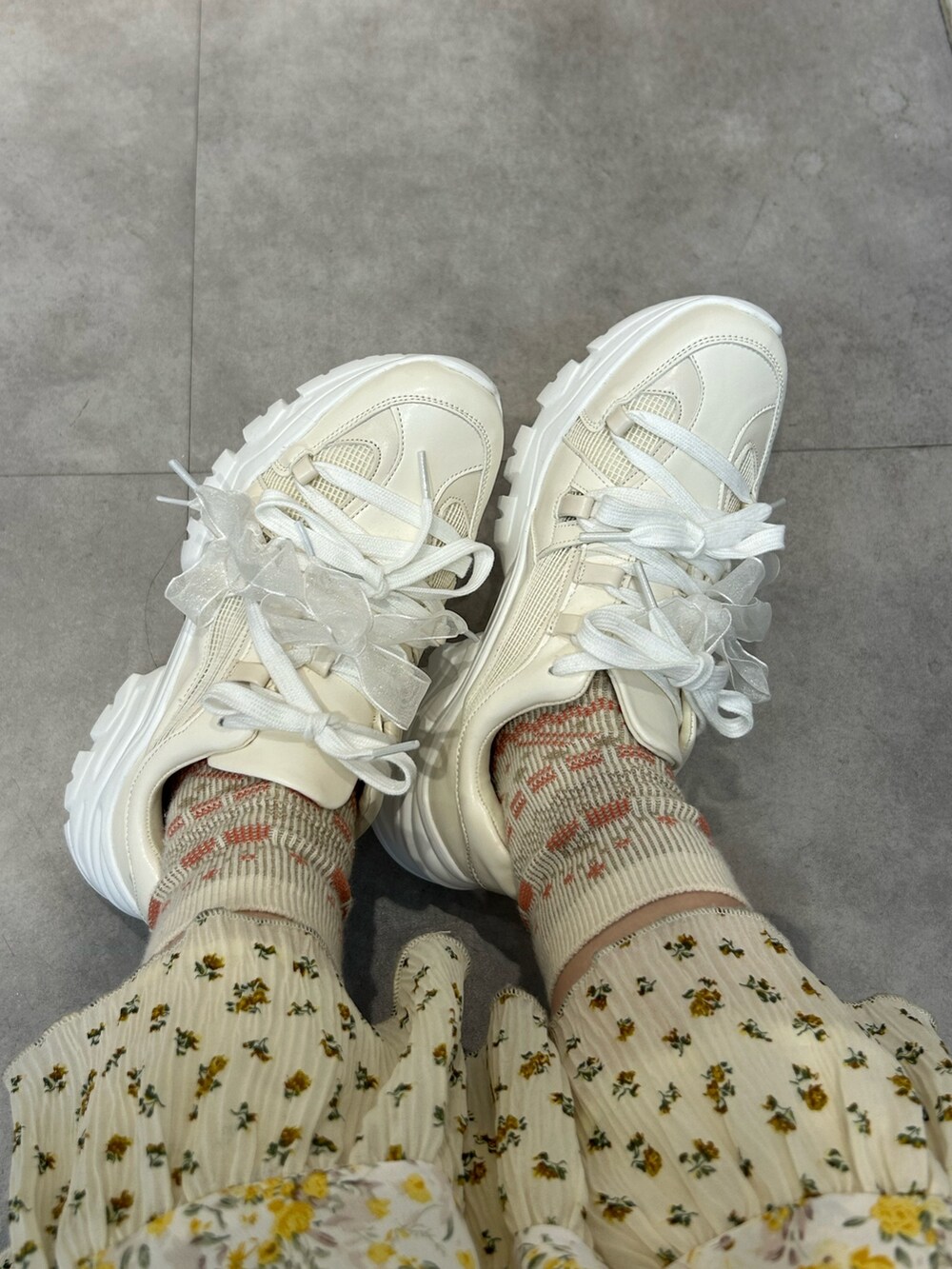 ホワイト系のカーディガン/ボレロ、ベージュ系のTシャツ/カットソー、その他のワンピースを着用したレディースの春コーディネートの8枚目の写真