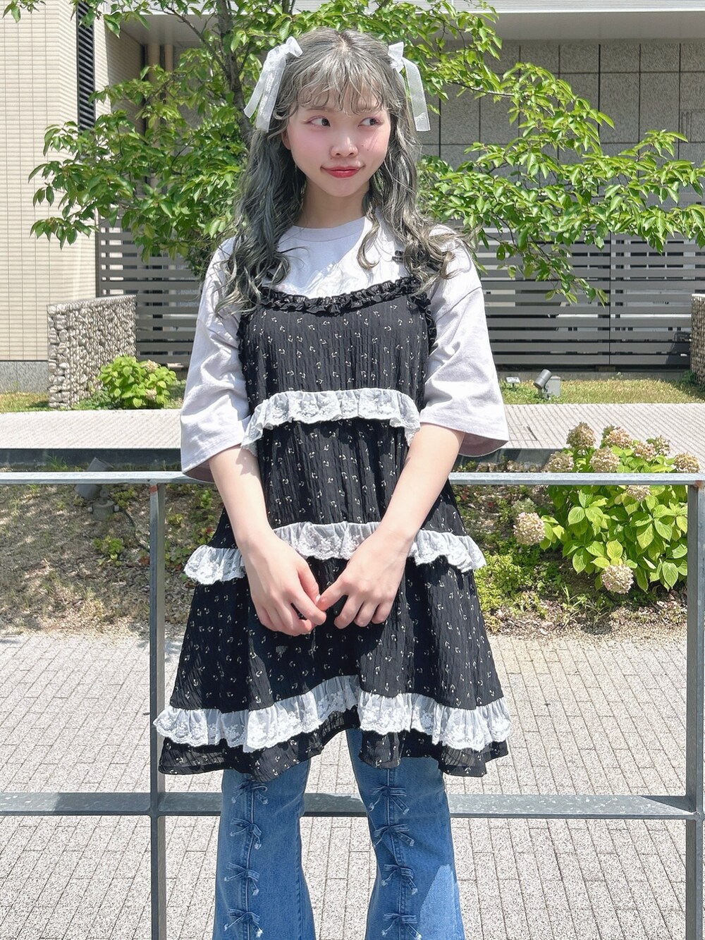 ブラック系のチュニック、パープル系のTシャツ/カットソー、ブルー系のデニムパンツを着用したレディースの夏コーディネートの4枚目の写真