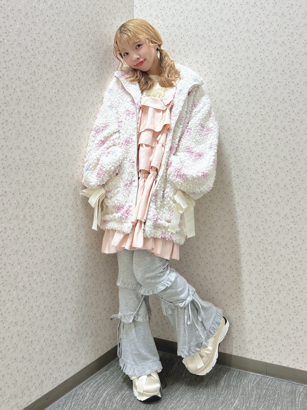 ピンク系のブルゾン、ピンク系のワンピース、ホワイト系のニット/セーターを着用したレディースの秋コーディネートの4枚目の写真