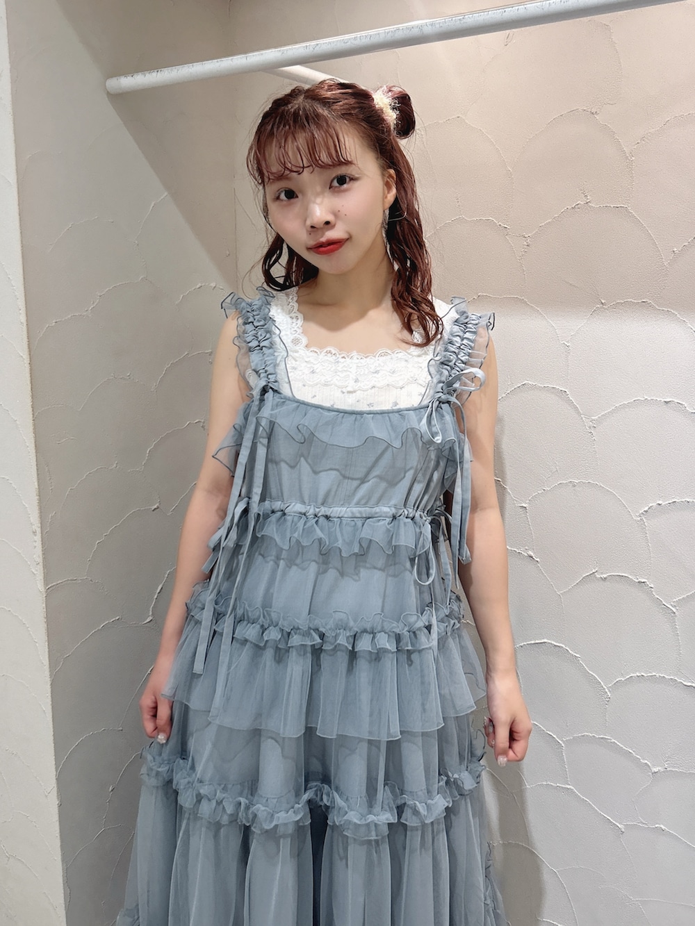 ブルー系のワンピース、ブルー系のキャミソール、ホワイト系のスニーカーを着用したレディースの夏コーディネートの5枚目の写真