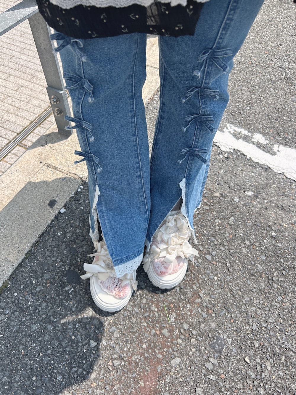 ブラック系のチュニック、パープル系のTシャツ/カットソー、ブルー系のデニムパンツを着用したレディースの夏コーディネートの9枚目の写真