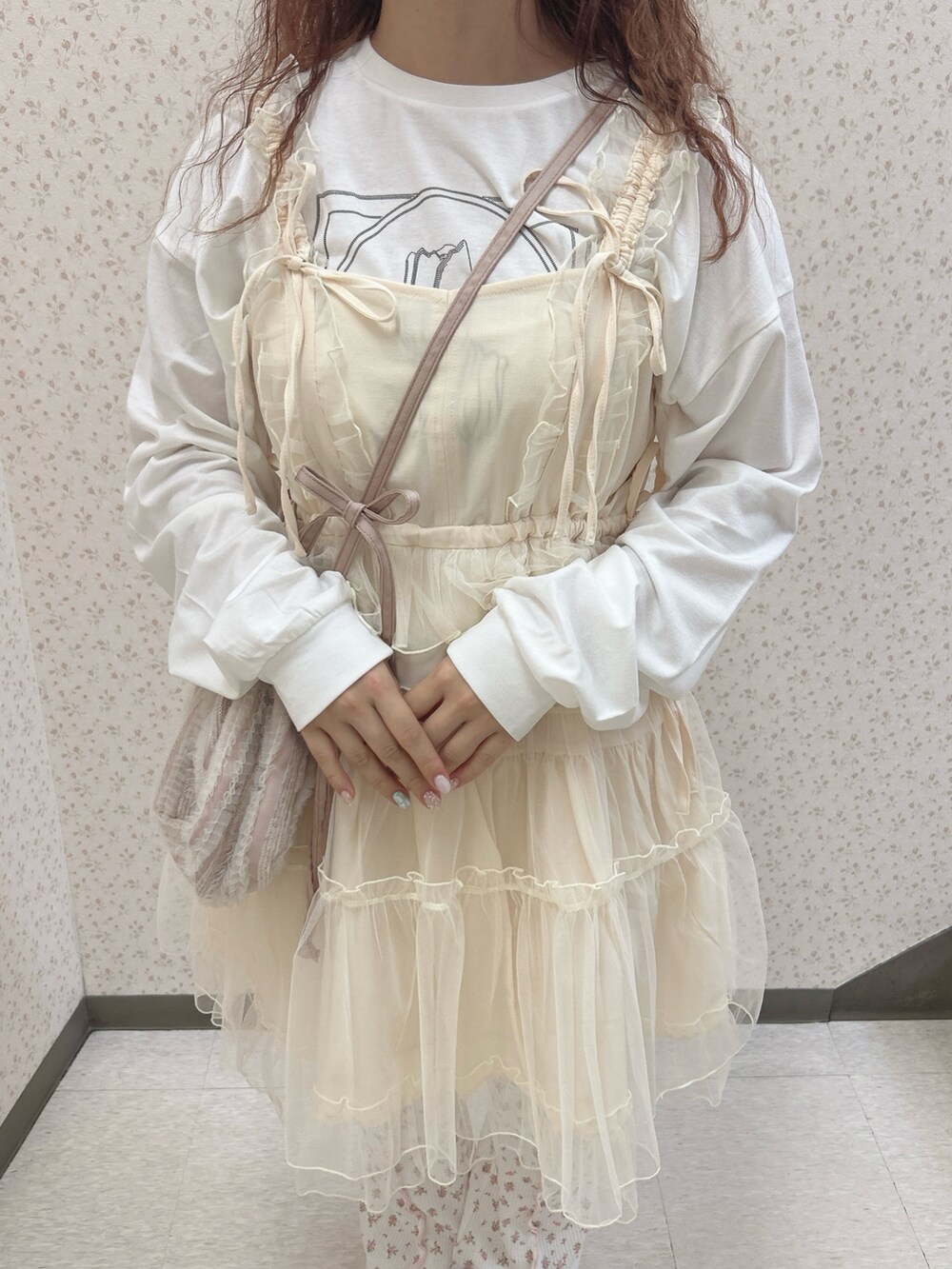 ホワイト系のワンピース、ピンク系のスウェットパンツ、レッド系のバレエシューズを着用したレディースの夏コーディネートの7枚目の写真