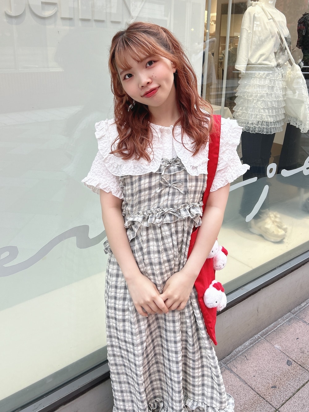 ブラック系のワンピース、ホワイト系のシャツ/ブラウス、レッド系のトートバッグを着用したレディースの夏コーディネートの4枚目の写真