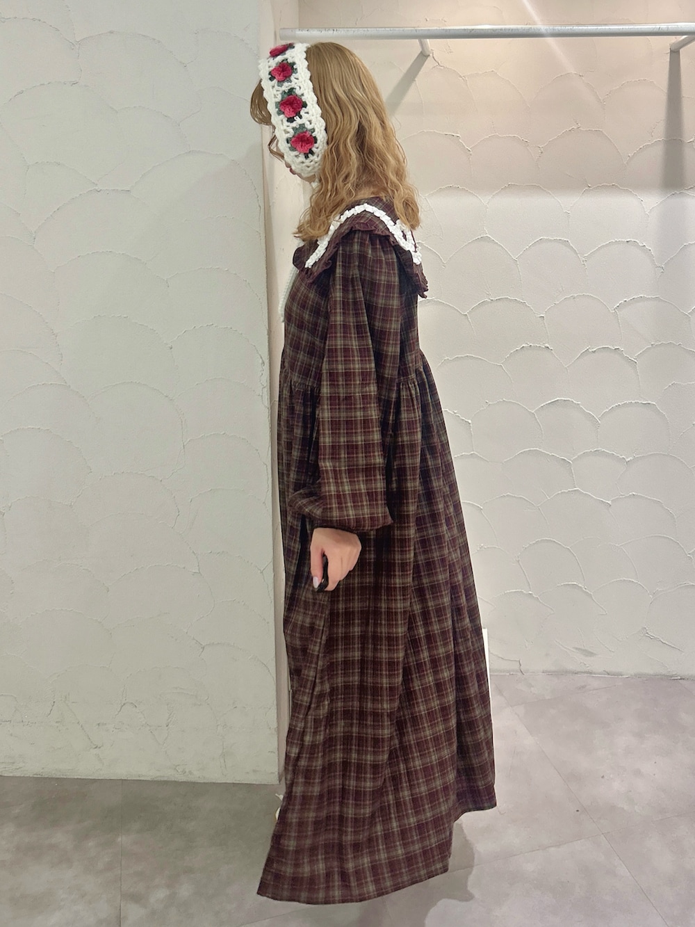 ブラウン系のワンピース、ホワイト系のスニーカー、ホワイト系のカチューシャを着用したレディースの秋コーディネートの3枚目の写真