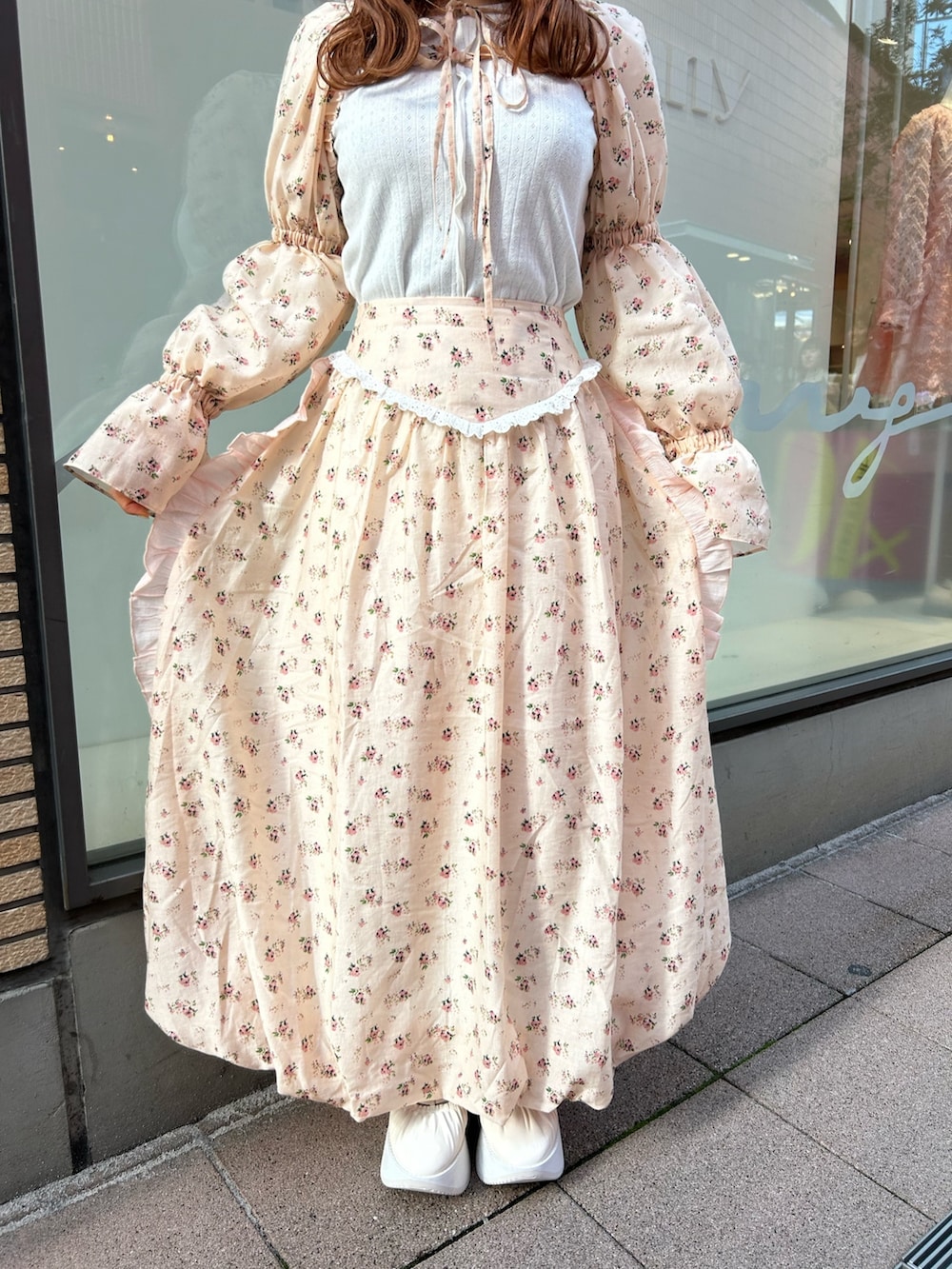 ピンク系のカーディガン/ボレロ、ホワイト系のTシャツ/カットソー、ピンク系のスカートを着用したレディースの春コーディネートの8枚目の写真