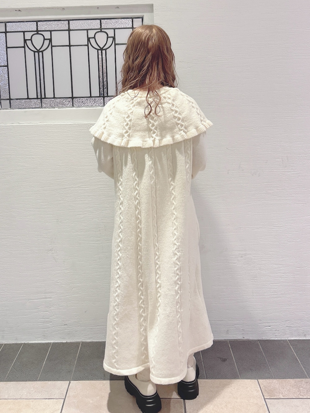 ホワイト系のワンピース、ホワイト系のローファーを着用したレディースの秋コーディネートの4枚目の写真