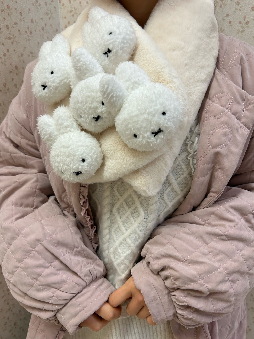 ピンク系のブルゾン、ホワイト系のニット/セーター、ブラック系のスカートを着用したレディースの冬コーディネートの8枚目の写真