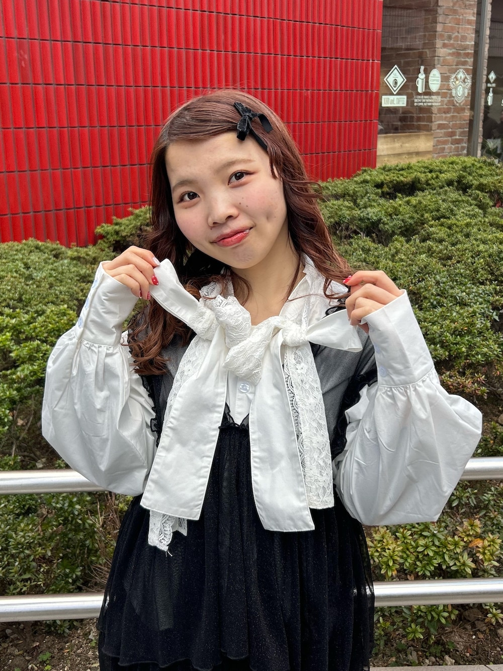 ホワイト系のシャツ/ブラウス、ブラック系のワンピース、ブラック系のデニムパンツを着用したレディースの冬コーディネートの7枚目の写真