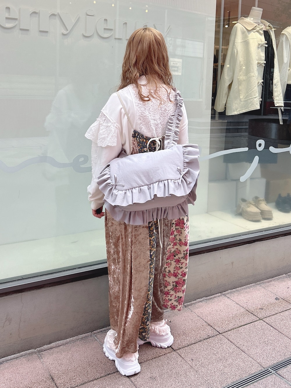 ホワイト系のジャージ、ピンク系のワンピース、ブルー系のショルダーバッグを着用したレディースの秋コーディネートの3枚目の写真