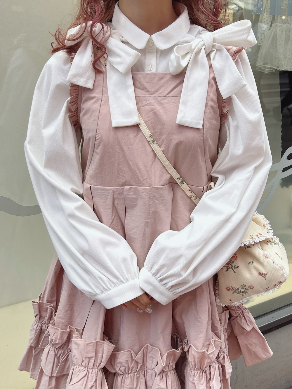 ホワイト系のシャツ/ブラウス、ピンク系のワンピース、ホワイト系のショルダーバッグを着用したレディースの冬コーディネートの8枚目の写真