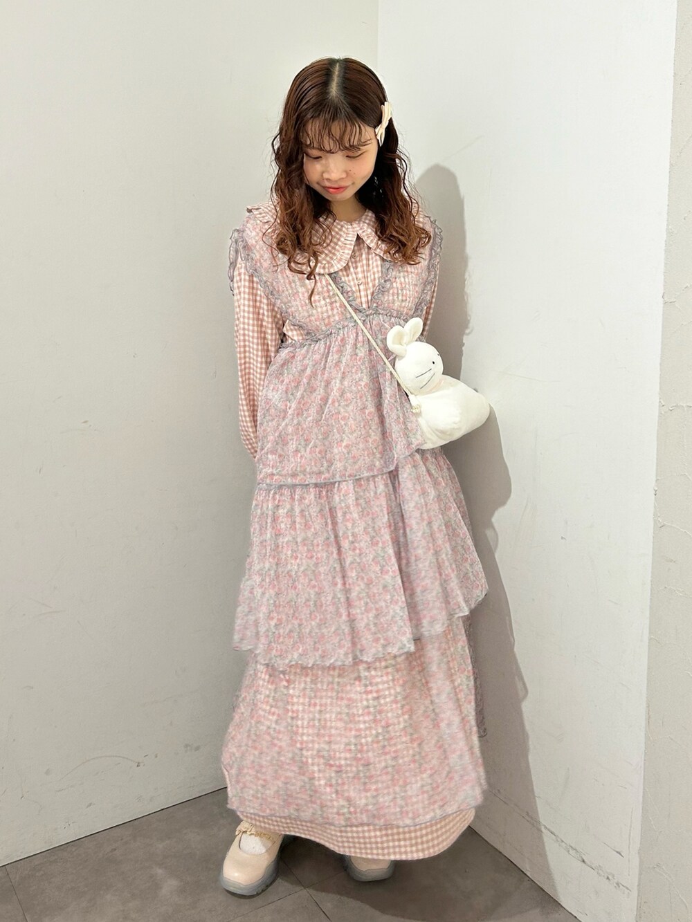 ピンク系のワンピース、ピンク系のワンピース、ホワイト系のスニーカーを着用したレディースの冬コーディネートの2枚目の写真