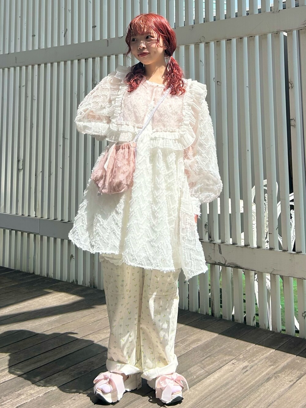 ホワイト系のカーゴパンツ、ホワイト系のワンピース、ピンク系のサンダルを着用したレディースの春コーディネートの4枚目の写真