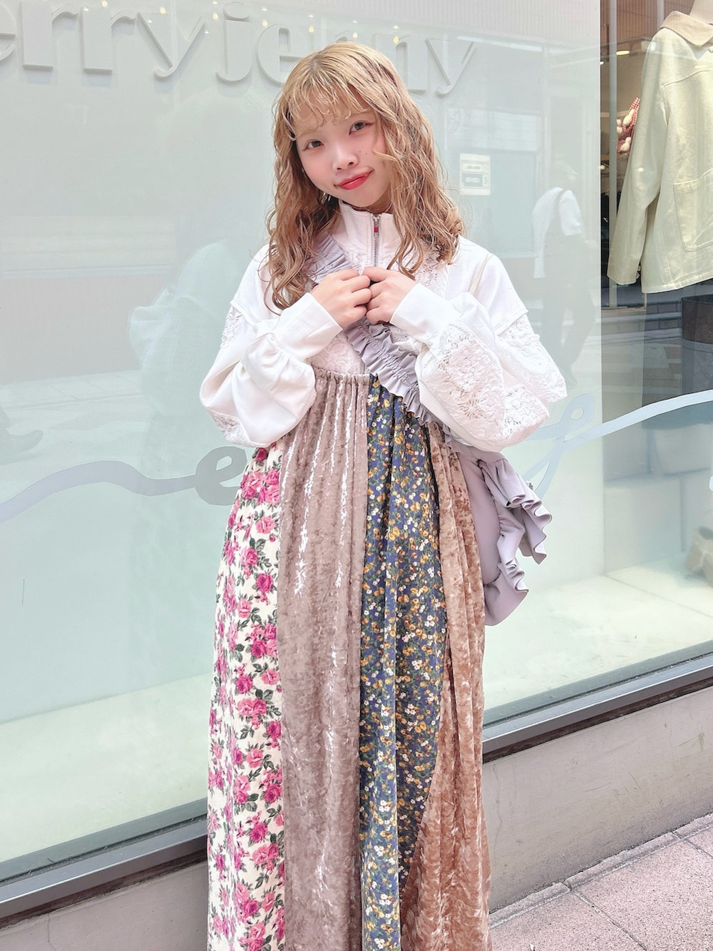 ホワイト系のジャージ、ピンク系のワンピース、ブルー系のショルダーバッグを着用したレディースの秋コーディネートの5枚目の写真