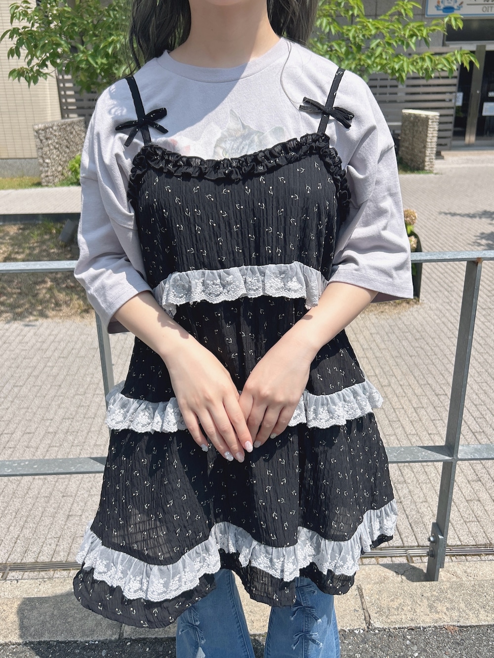 ブラック系のチュニック、パープル系のTシャツ/カットソー、ブルー系のデニムパンツを着用したレディースの夏コーディネートの7枚目の写真