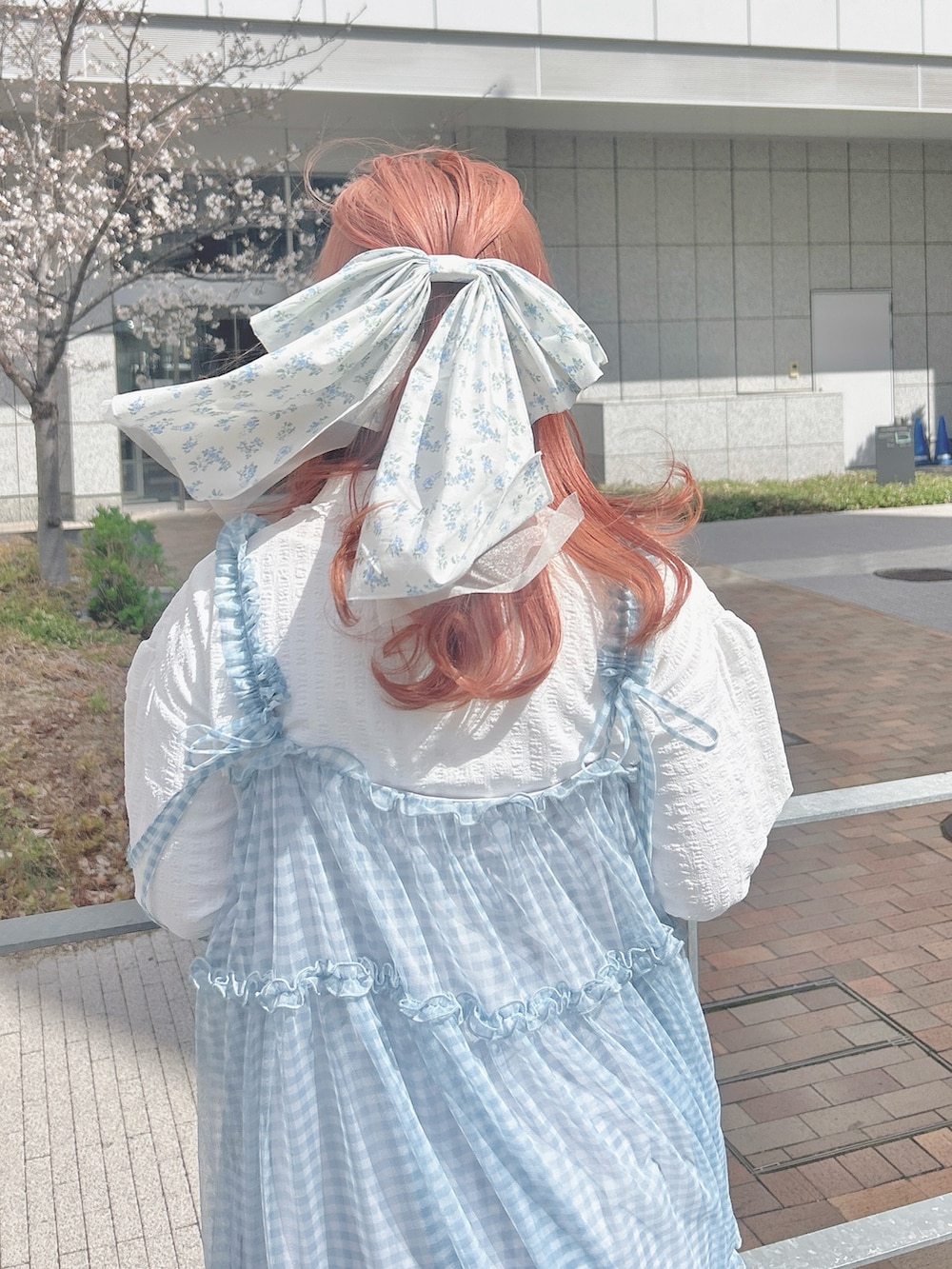 ブルー系のワンピース、ホワイト系のシャツ/ブラウス、ホワイト系のスニーカーを着用したレディースの春コーディネートの5枚目の写真