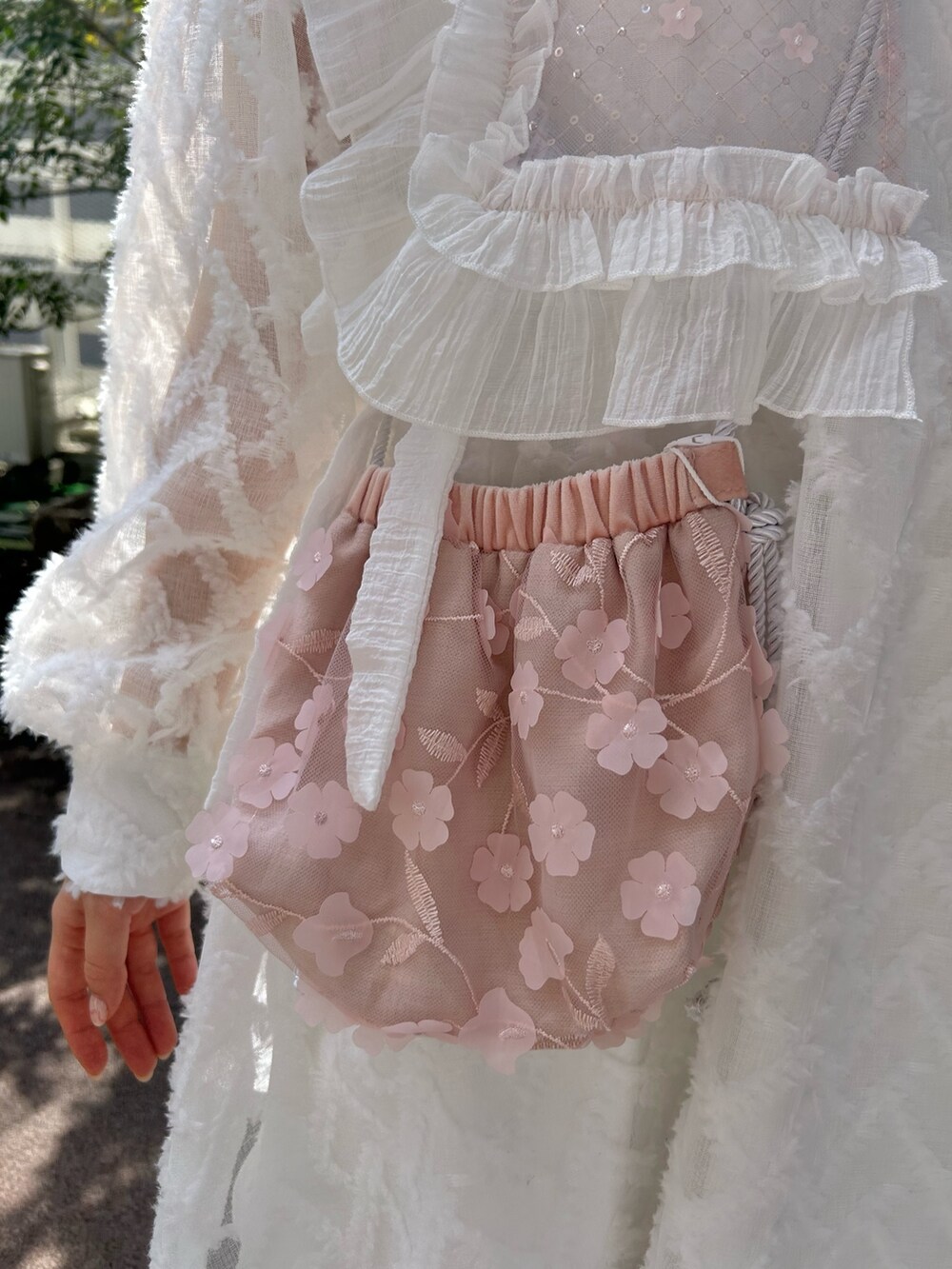 ホワイト系のカーゴパンツ、ホワイト系のワンピース、ピンク系のサンダルを着用したレディースの春コーディネートの7枚目の写真