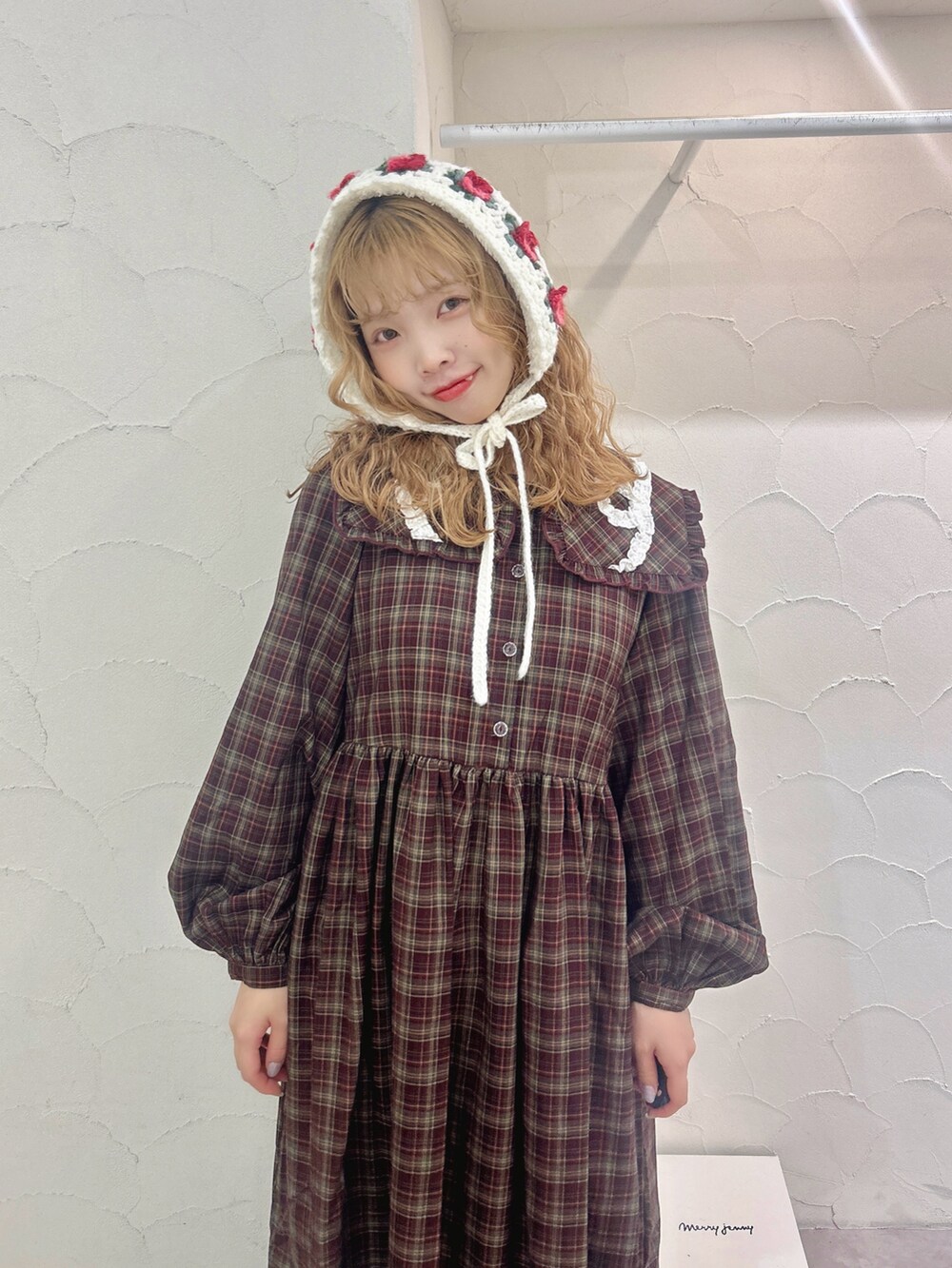 ブラウン系のワンピース、ホワイト系のスニーカー、ホワイト系のカチューシャを着用したレディースの秋コーディネートの5枚目の写真