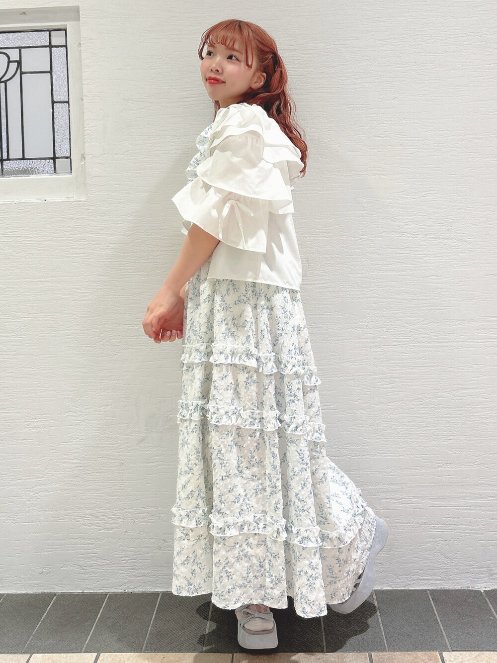 ホワイト系のワンピース、ホワイト系のシャツ/ブラウス、ブルー系のサンダルを着用したレディースの春コーディネートの2枚目の写真