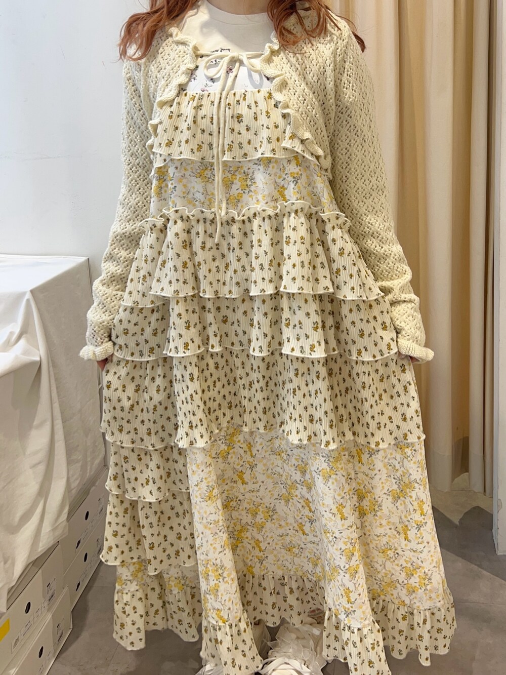 ホワイト系のカーディガン/ボレロ、ベージュ系のTシャツ/カットソー、その他のワンピースを着用したレディースの春コーディネートの7枚目の写真