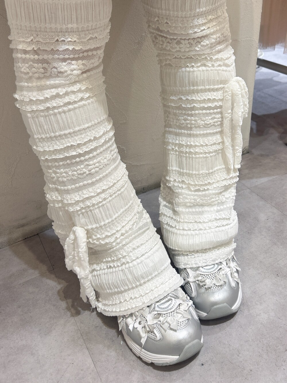 ブルー系のカーディガン/ボレロ、ピンク系のニット/セーター、グレー系のスカートを着用したレディースの冬コーディネートの9枚目の写真