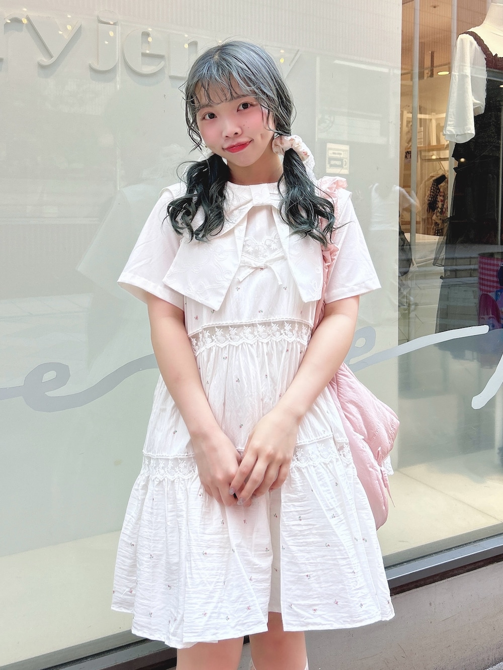 ピンク系のキャミソール、ホワイト系のワンピース、ピンク系のショルダーバッグを着用したレディースの夏コーディネートの5枚目の写真