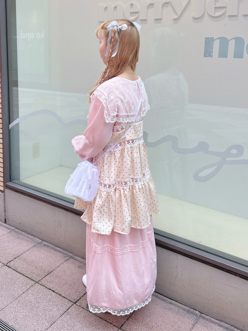 ピンク系のワンピース、ホワイト系のワンピース、ホワイト系のハンドバッグを着用したレディースの冬コーディネートの3枚目の写真