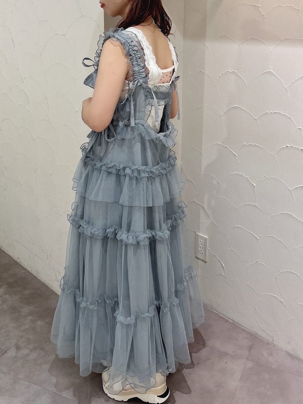 ブルー系のワンピース、ブルー系のキャミソール、ホワイト系のスニーカーを着用したレディースの夏コーディネートの3枚目の写真