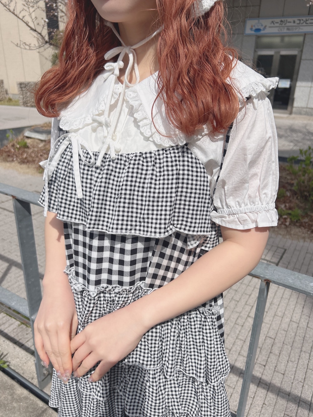その他のワンピース、ホワイト系のシャツ/ブラウス、ホワイト系のサンダルを着用したレディースの春コーディネートの9枚目の写真