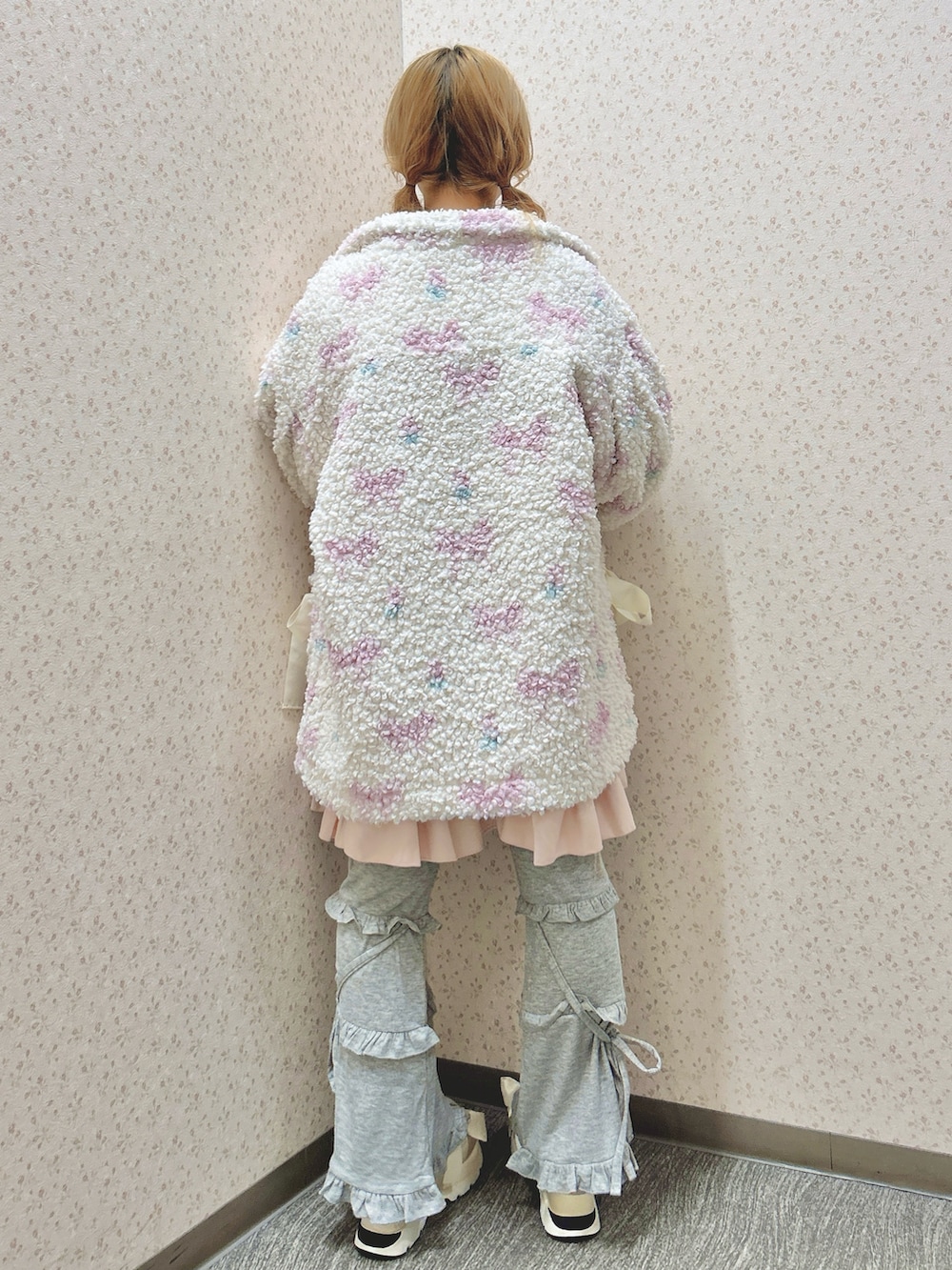 ピンク系のブルゾン、ピンク系のワンピース、ホワイト系のニット/セーターを着用したレディースの秋コーディネートの2枚目の写真