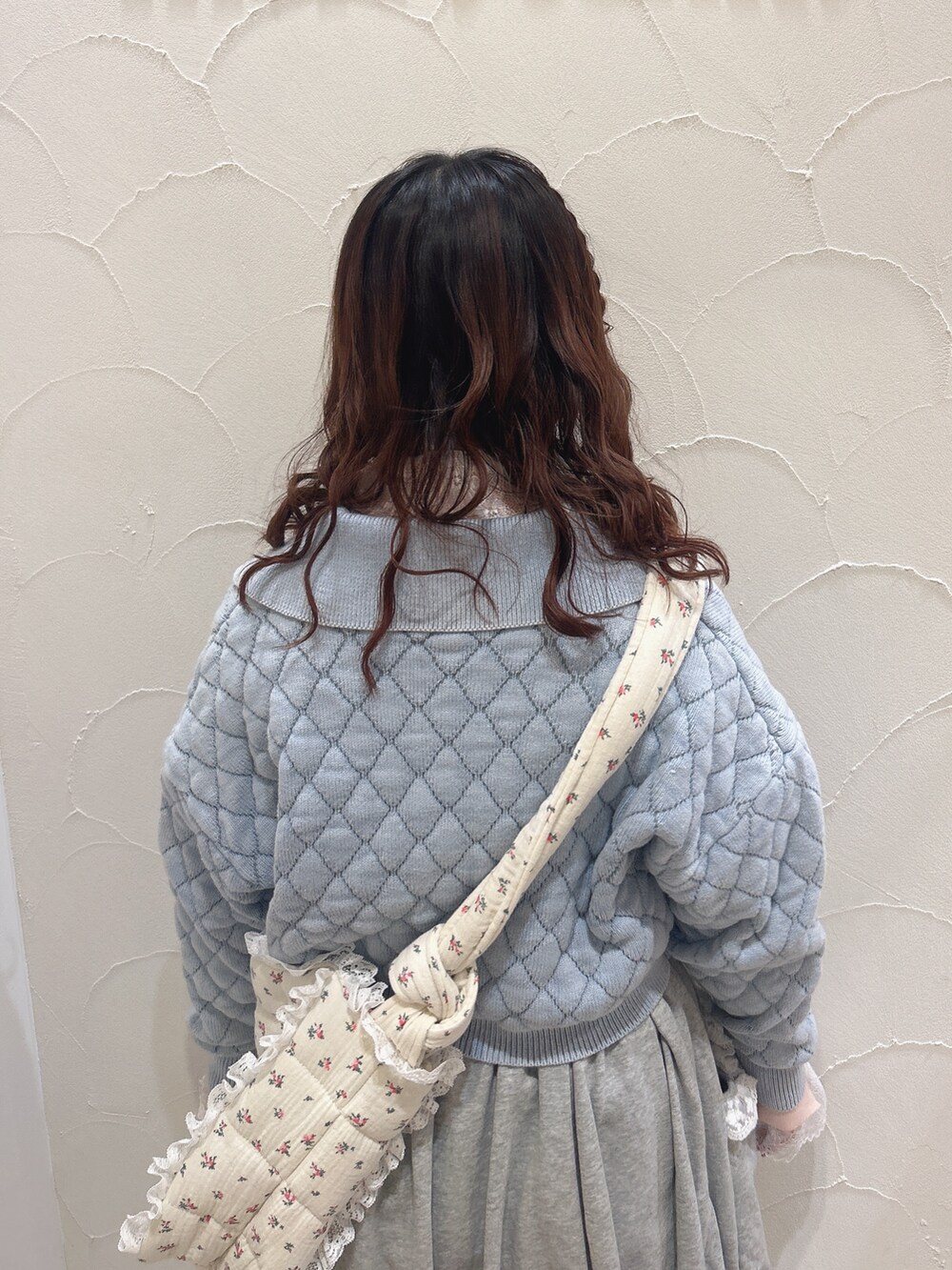 ブルー系のカーディガン/ボレロ、ピンク系のニット/セーター、グレー系のスカートを着用したレディースの冬コーディネートの4枚目の写真