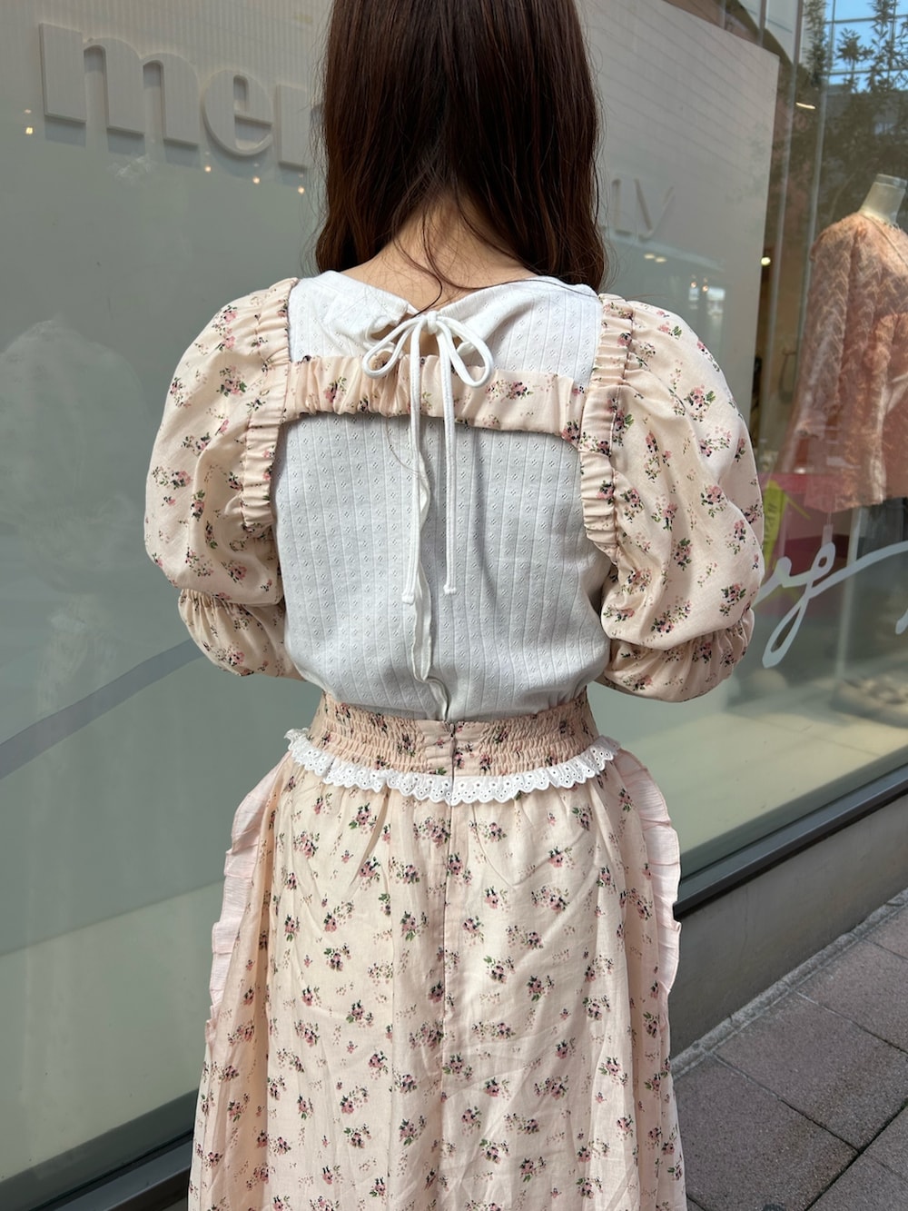 ピンク系のカーディガン/ボレロ、ホワイト系のTシャツ/カットソー、ピンク系のスカートを着用したレディースの春コーディネートの7枚目の写真