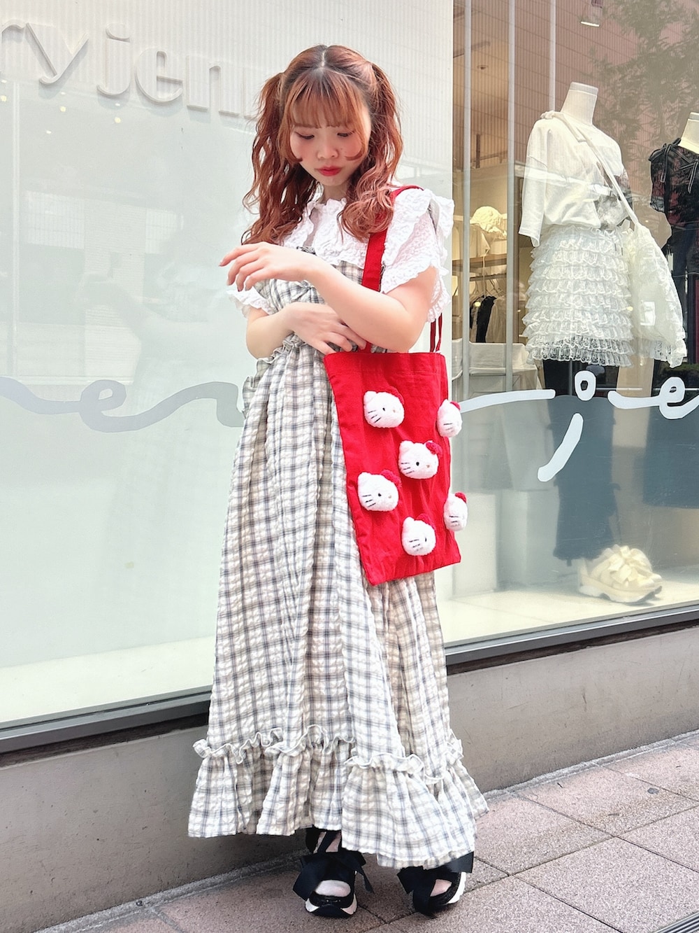 ブラック系のワンピース、ホワイト系のシャツ/ブラウス、レッド系のトートバッグを着用したレディースの夏コーディネートの3枚目の写真