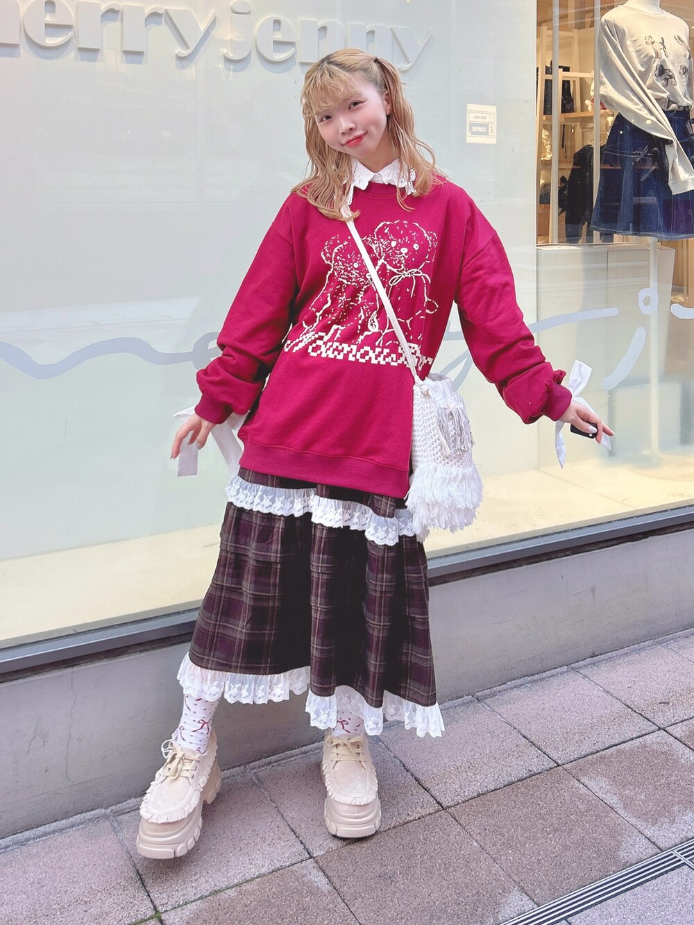 レッド系のスウェット、ホワイト系のシャツ/ブラウス、ブラウン系のスカートを着用したレディースの秋コーディネートの2枚目の写真