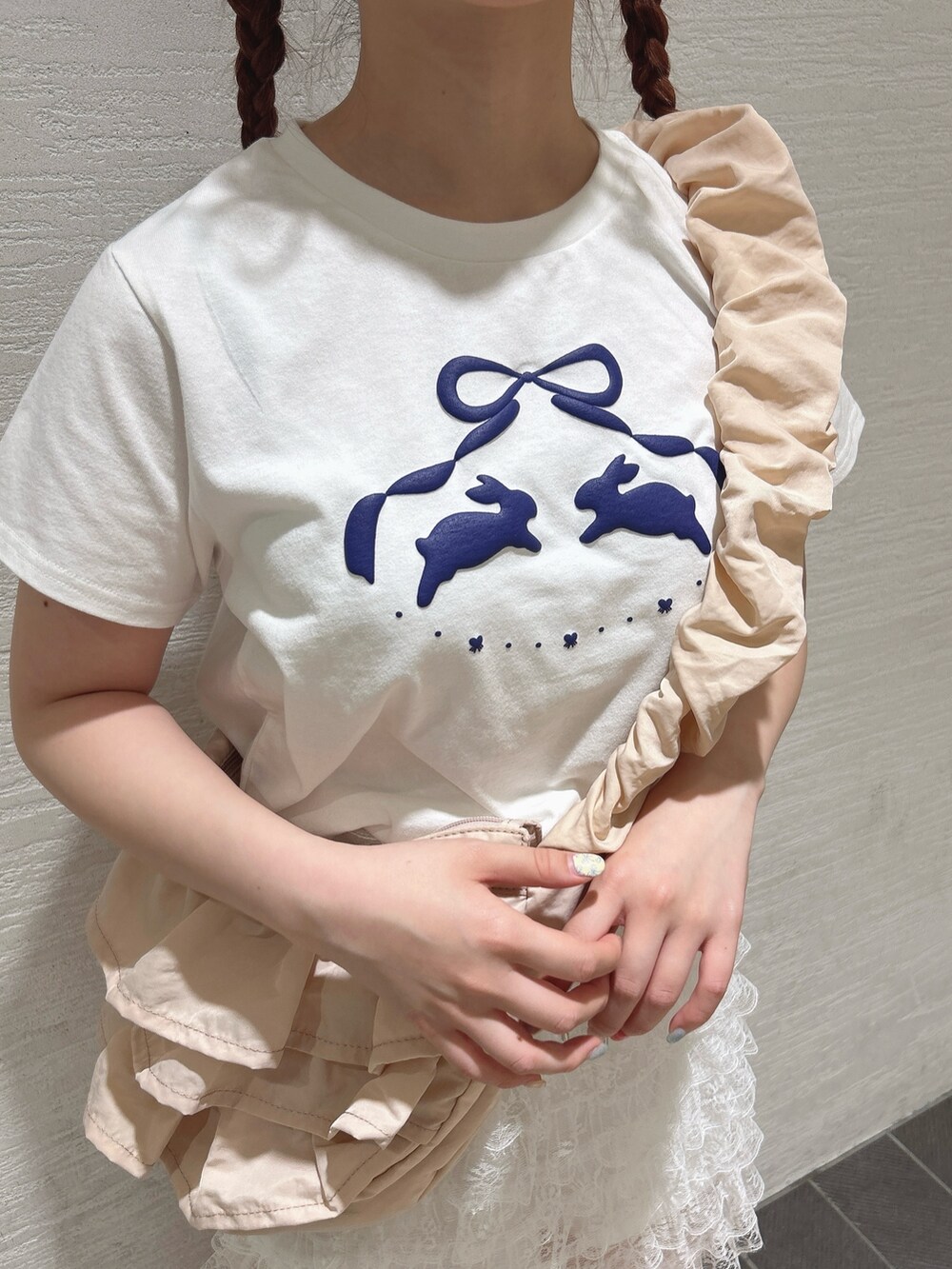 ホワイト系のスカート、ホワイト系のTシャツ/カットソー、ピンク系のショルダーバッグを着用したレディースの夏コーディネートの7枚目の写真